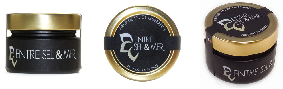 Image du Pot de sel de Guérande "Entre sel & Mer" de 75g réalisé par l'ESAT le Tremplin de l'Atlantique, (VYV3 Pays de la Loire - Saint Nazaire / Guérande). Le visuel présente le pot de sel avec les étiquettes du dessus et du côté.