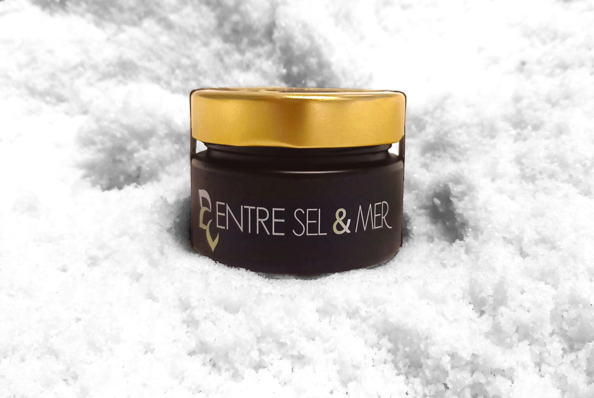 Image du Pot de sel de Guérande "Entre sel & Mer" de 75g réalisé par l'ESAT le Tremplin de l'Atlantique, (VYV3 Pays de la Loire - Saint Nazaire / Guérande). Le visuel présente le pot de sel. placé dans un tas de fleur de sel de Guérande