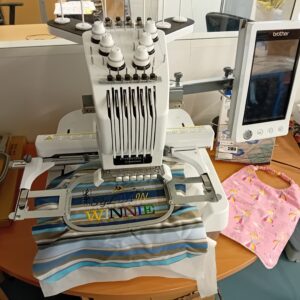 Deux nouvelles brodeuses viennent de rejoindre notre atelier couture